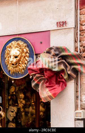 Venedig, Italien - 2. April 2022: Eine Vielzahl traditioneller venezianischer Masken auf einem Schaufenster in venedig, Italien. Stockfoto