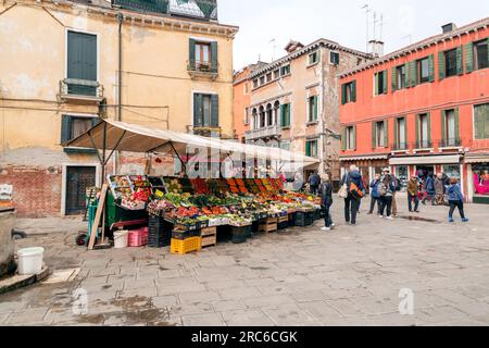 Venedig, Italien - 2. April 2022: Menschen, die frisches Obst und Gemüse von einem lokalen grünen Lebensmittelgeschäft in Venedig, Italien, kaufen. Stockfoto