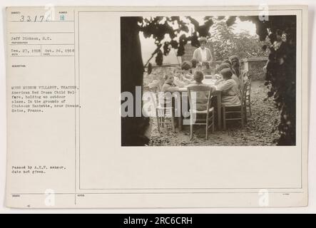 Die amerikanische Rote-Kreuz-Lehrerin Miss Mignon Villarut wird bei einem Outdoor-Kurs auf dem Gelände des Chateaux Hachette in der Nähe von Sceaux, seine, Frankreich, gesehen. Das Foto wurde am 24. Oktober 1918 von dem Fotografen Jeff Dickson aufgenommen. Hinweis: Das Ausstellungsdatum und etwaige zusätzliche Informationen wurden nicht angegeben. Stockfoto