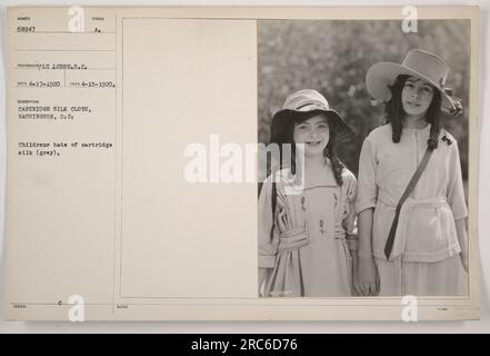 Kinderhüte aus grauem Kartuschenseidentuch in Washington, D.C. Die Hüte wurden am 15. April 1920 fotografiert und nummerierten 60247. Das Seidentuch wurde während des Ersten Weltkriegs verwendet, um Hüte für Kinder herzustellen, wahrscheinlich aus praktischen Gründen aufgrund von Materialmangel. Stockfoto
