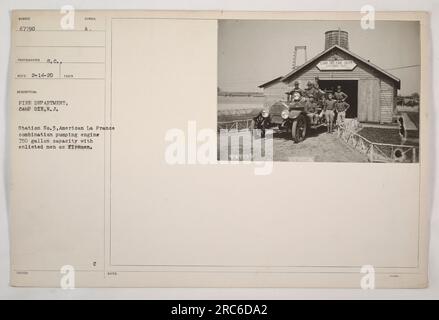 Soldaten der Feuerwehr in Camp Dix, N.J., posieren neben dem amerikanischen Pumpenmotor von Station Nr. 3 La France mit einem Fassungsvermögen von 750 Gallonen. Das Foto wurde vom Fotografen S.C. aufgenommen und am 14. Februar 1920 erhalten. Stockfoto