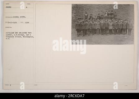 Ein Foto von Zivilisten und eingezogenen Mitarbeitern, die in der Quartermaster Garage an der 1. Und Virginia Avenue in Washington, D.C. arbeiten Das Foto wurde 1921 vom Signalkorps aufgenommen. Die Beschriftungen zeigen an, dass das Foto Teil des C.A. war Abholung von 1918. Stockfoto