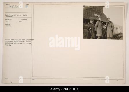 Flugoffizier und sein Assistent an der Flugschule des 2. Corps in Chatillon sur seine, Cote d'Or, Frankreich. Das Foto wurde am 26. Januar 1919 von Sergeant Bernard Levey aufgenommen. Der Flugoffizier wird als #4988 identifiziert. Stockfoto