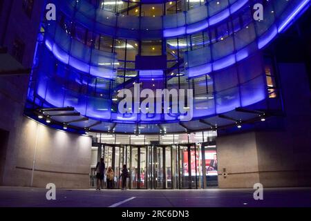 London, Großbritannien. 12. Juli 2023 Nachtsicht auf das BBC-Hauptquartier im Zentrum von London, da laut umfangreicher Berichte der Vorwurf des Moderators Huw Edwards von seiner Frau aufgedeckt wird. Kredit: Vuk Valcic/Alamy Live News Stockfoto