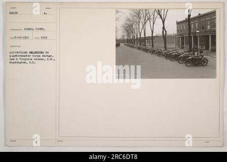 Dieses Foto wurde 1919 von einem Fotografen des Signal Corps aufgenommen und zeigt Motorräder der Quartermaster Corps Garage in Washington, D.C. Die Motorräder wurden während des Ersten Weltkriegs für militärische Aktivitäten in die Werkstatt gebracht. Dieses Motorrad hat die Identifizierungsnummer 68076. Stockfoto