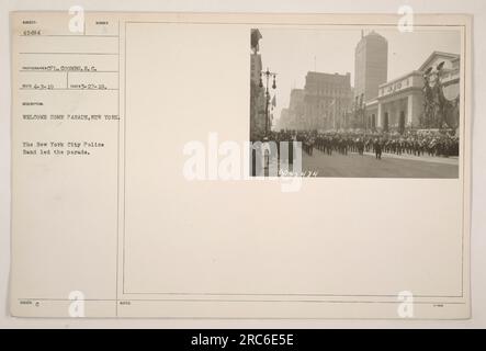 Das Bild zeigt eine Willkommensparade in New York City während des Ersten Weltkriegs. Die New York City Police Band führt die Parade an. Das Foto wurde von CPL aufgenommen. Coombs am 27. März 1919. Stockfoto