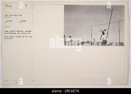 Sergeant Joe Hitz, Teilnahme an den olympischen Probespielen der Armee in der Jefferson Baracke in St. Louis, MO. Man sieht ihn beim Üben der Stabhochburg mit einer Höhe von 10 Fuß 6 Zoll. Dieses Foto wurde von einem nicht identifizierten Fotografen aufgenommen und ist vom 5. Juli 1920." Stockfoto