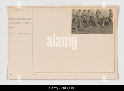 Soldaten erhalten Anweisungen zum Umgang mit automatischen Gewehren im Ersten Weltkrieg Das Foto mit der Nummer 4214 wurde von J.S.A. aufgenommen Reko vom Signalkorps. Es zeigt eine Schulung, die am 5. Februar 1918 stattfindet. Diese Sitzungen waren ein wichtiger Teil der Vorbereitung der Soldaten auf den Kampf. Stockfoto