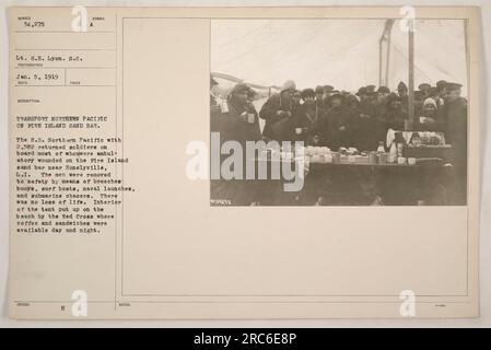 Die S.S. Nordpazifik, mit 2.582 zurückgekehrten Soldaten, fing Feuer in der Fire Island Sandbar bei Honelyville, Long Island. Es gingen keine Menschenleben verloren, da die Männer sicher evakuiert wurden, indem sie Hosenbojen, Surfboote, Marinestarts und U-Boot-Jäger benutzten. Ein Rotkreuz-Zelt am Strand stellte den Soldaten Kaffee und Sandwiches zur Verfügung. Stockfoto