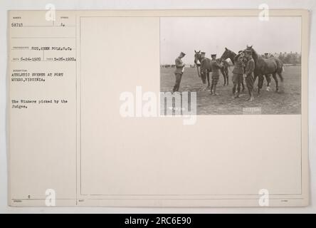 Soldaten, die an verschiedenen Sportveranstaltungen in Fort Myer, Virginia, teilnahmen. Die Gewinner werden auf diesem Foto vom 24. Juni 1920 von den Juroren ausgewählt. Dieses Bild zeigt den Geist der sportlichen Wettkämpfe, die während des Ersten Weltkriegs auf der Militärbasis stattfinden. Stockfoto