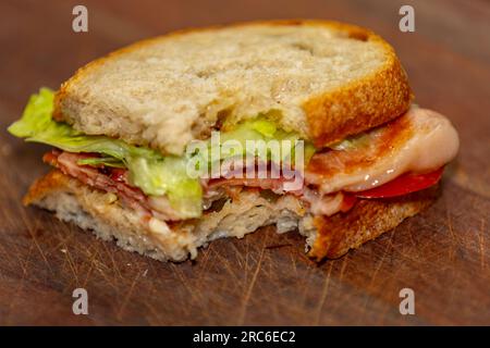 Traditionelles rustikales Sandwich mit Speck und Salat Stockfoto