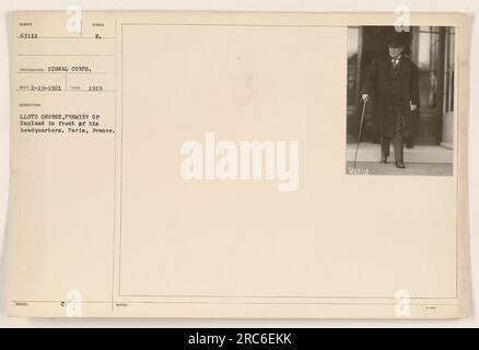 Lloyd George, der englische Premierminister, steht vor seinem Hauptquartier in Paris, Frankreich. Das Foto wurde 1919 aufgenommen und vom Signalkorps herausgegeben. Dieser faktische Titel enthält Details zu Thema, Ort, Datum, Fotograf und zugehörigen Notizen. Stockfoto