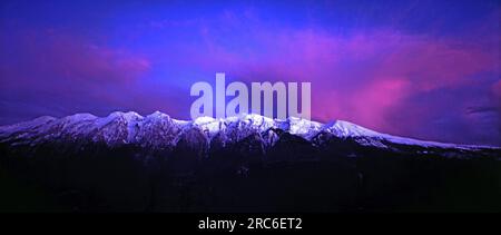 Monte Baldo im Winter bei Sonnenuntergang vom Westen aus gesehen. Stockfoto