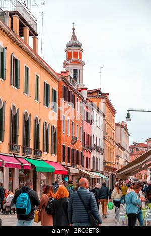 Venedig, Italien - 2. April 2022: Typisch venezianische Architektur und Blick auf die Straße von Venedig, Italien. Stockfoto