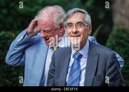 London, Großbritannien. 12. Juli 2023. John Redwood, MP und Sir Edward Leigh. Kabinettsmitglieder, Minister und Abgeordnete der Konservativen Partei treffen in der Downing Street ein. Der britische Premierminister Rishi Sunak hat nach seiner Rückkehr vom NATO-Gipfel in Vilnius konservative Abgeordnete und Gäste zu einem Barbecue und Schweinebraten in der Downing Street 10 und ihren Gärten eingeladen. Kredit: Imageplotter/Alamy Live News Stockfoto