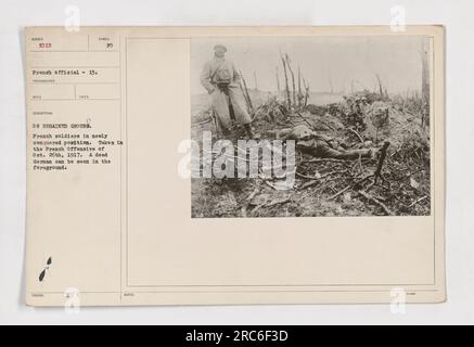 Französische Soldaten in einer neu eroberten Position während der französischen Offensive vom 26. Oktober 1917. Das Foto zeigt einen toten deutschen Soldaten im Vordergrund. Bild aufgenommen von offiziellem französischen Fotografen SEMBL 1012. Stockfoto