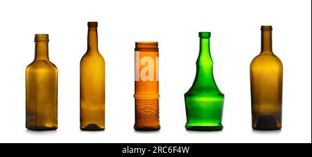 Ein Set leerer Glasflaschen in verschiedenen Farben und Formen für alkoholische und nicht-alkoholische Getränke, isoliert auf weißem Hintergrund. Dunkle Glasflaschen Stockfoto