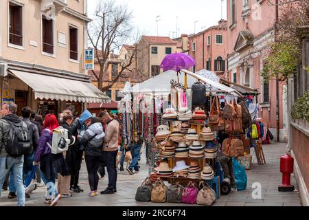 Venedig, Italien - 2. April 2022: Typisch venezianische Architektur und Blick auf die Straße von Venedig, Italien. Stockfoto