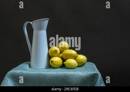 Limonade ist ein normales hausgemachtes Getränk, das aus Zitrone, Wasser und Zucker hergestellt wird und einen Alkoholgehalt haben kann oder auch nicht Stockfoto