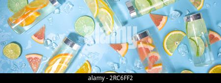 Verschiedene kalte Getränke in Flaschen, Sommer Wasserflaschen, Limonade gesunde Cocktails mit verschiedenen Zitrusfrüchten - Zitrone, Orange, Grapefruit, Stockfoto