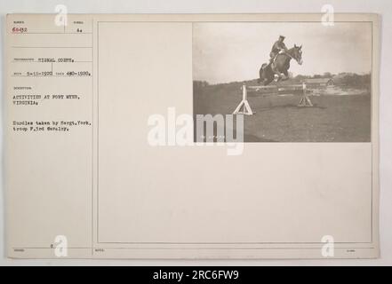 Soldaten von Truppe F, 3. Kavallerie in Fort Myer in Virginia werden hier gesehen, wie sie an einem Hindernisparcours teilnehmen. Sergeant York wird als Teil ihrer Ausbildung über Hürden springen sehen. Dieses Bild wurde am 11. Mai 1920 von einem Fotografen des Signalkorps aufgenommen. Stockfoto