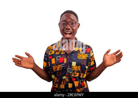 Afrikanischer junger Geschäftsmann mit überraschtem Gesichtsausdruck, Modell isoliert auf weißem Hintergrund Stockfoto