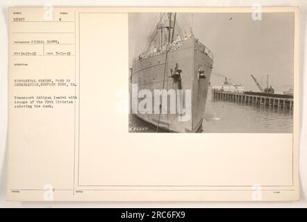 Transport Antigne, mit Truppen der 29. Division, betritt das Dock im Hafen von Embarsion in Newport News, VA. Das Foto wurde am 21. Juli 1919 vom Signalkorps aufgenommen. Das Bild ist Teil der Historischen Serie, mit begleitenden Notizen, die die Identifikationsnummer 36857 und das Datum 3-404 angeben. Stockfoto