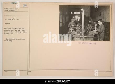 Anwärter, die im Ersten Weltkrieg an der School of Engineering, Pennsylvania State College, State College, PA Unterricht in Chipping und Ablage erhielten. Dieses Bild ist Teil einer Sammlung von Fotos, die amerikanische Militäraktionen während des Krieges dokumentieren. Stockfoto