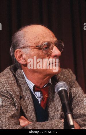 Dramatiker Arthur Miller, 1986. Arthur Asher Miller (17. Oktober 1915 bis 10. Februar 2005) war ein amerikanischer Dramatiker, Essayist und Drehbuchautor im amerikanischen Theater des 20. Jahrhunderts. Zu seinen beliebtesten Stücken gehören All My Sons (1947), Death of a seller man (1949), The Crucible (1953) und A View from the Bridge (1955). Er schrieb mehrere Drehbücher und war vor allem für seine Arbeit über die Misfits bekannt (1961). Das Drama Tod eines Verkäufers gilt als eines der besten amerikanischen Stücke des 20. Jahrhunderts. Foto von Bernard Gotfryd Stockfoto