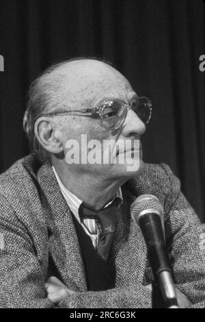 Dramatiker Arthur Miller, 1986. Arthur Asher Miller (17. Oktober 1915 bis 10. Februar 2005) war ein amerikanischer Dramatiker, Essayist und Drehbuchautor im amerikanischen Theater des 20. Jahrhunderts. Zu seinen beliebtesten Stücken gehören All My Sons (1947), Death of a seller man (1949), The Crucible (1953) und A View from the Bridge (1955). Er schrieb mehrere Drehbücher und war vor allem für seine Arbeit über die Misfits bekannt (1961). Das Drama Tod eines Verkäufers gilt als eines der besten amerikanischen Stücke des 20. Jahrhunderts. Foto von Bernard Gotfryd Stockfoto