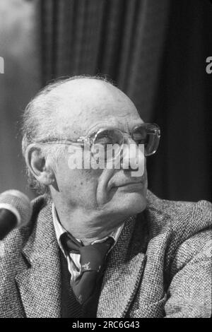 Dramatiker Arthur Miller, 1986. Arthur Asher Miller (17. Oktober 1915 bis 10. Februar 2005) war ein amerikanischer Dramatiker, Essayist und Drehbuchautor im amerikanischen Theater des 20. Jahrhunderts. Zu seinen beliebtesten Stücken gehören All My Sons (1947), Death of a seller man (1949), The Crucible (1953) und A View from the Bridge (1955). Er schrieb mehrere Drehbücher und war vor allem für seine Arbeit über die Misfits bekannt (1961). Das Drama Tod eines Verkäufers gilt als eines der besten amerikanischen Stücke des 20. Jahrhunderts. Foto von Bernard Gotfryd Stockfoto