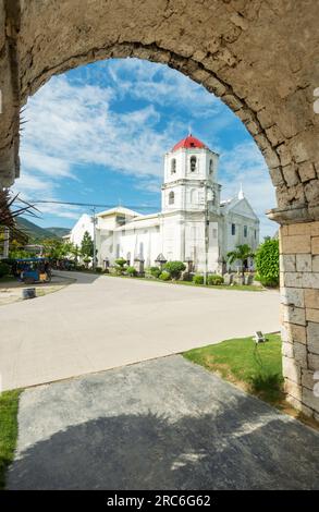 Relikte des spanischen Kolonialismus in Cebu, beide erbaut im 18. Jahrhundert aus Korallensteinen, die Ruinen für spanische Truppen, die hübsche Kirche noch aktiv, a ma Stockfoto