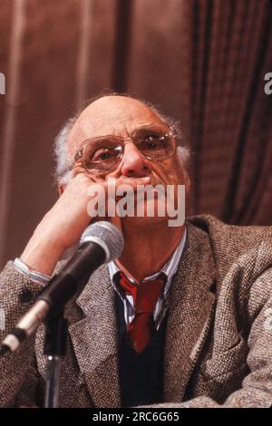 Dramatiker Arthur Miller, 1986. Arthur Asher Miller (17. Oktober 1915 bis 10. Februar 2005) war ein amerikanischer Dramatiker, Essayist und Drehbuchautor im amerikanischen Theater des 20. Jahrhunderts. Zu seinen beliebtesten Stücken gehören All My Sons (1947), Death of a seller man (1949), The Crucible (1953) und A View from the Bridge (1955). Er schrieb mehrere Drehbücher und war vor allem für seine Arbeit über die Misfits bekannt (1961). Das Drama Tod eines Verkäufers gilt als eines der besten amerikanischen Stücke des 20. Jahrhunderts. Foto von Bernard Gotfryd Stockfoto