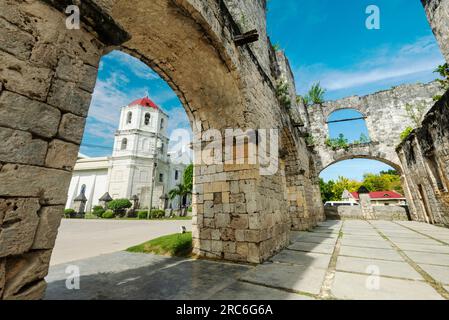 Relikte des spanischen Kolonialismus in Cebu, beide erbaut im 18. Jahrhundert aus Korallensteinen, die Ruinen für spanische Truppen, die hübsche Kirche noch aktiv, a ma Stockfoto