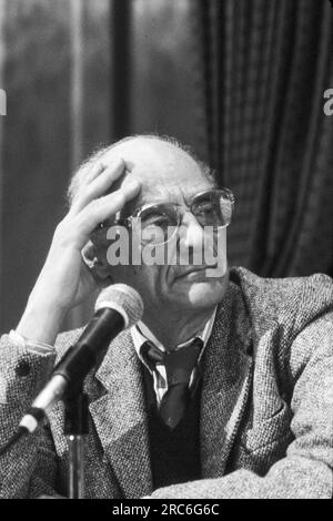 Dramatiker Arthur Miller, 1986. Arthur Asher Miller (17. Oktober 1915 bis 10. Februar 2005) war ein amerikanischer Dramatiker, Essayist und Drehbuchautor im amerikanischen Theater des 20. Jahrhunderts. Zu seinen beliebtesten Stücken gehören All My Sons (1947), Death of a seller man (1949), The Crucible (1953) und A View from the Bridge (1955). Er schrieb mehrere Drehbücher und war vor allem für seine Arbeit über die Misfits bekannt (1961). Das Drama Tod eines Verkäufers gilt als eines der besten amerikanischen Stücke des 20. Jahrhunderts. Foto von Bernard Gotfryd Stockfoto