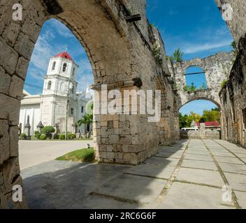 Relikte des spanischen Kolonialismus in Cebu, beide erbaut im 18. Jahrhundert aus Korallensteinen, die Ruinen für spanische Truppen, die hübsche Kirche noch aktiv, a ma Stockfoto