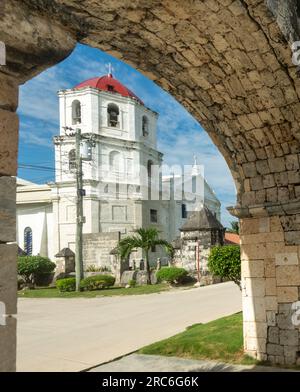 Relikte des spanischen Kolonialismus in Cebu, beide erbaut im 18. Jahrhundert aus Korallensteinen, die Ruinen für spanische Truppen, die hübsche Kirche noch aktiv, a ma Stockfoto