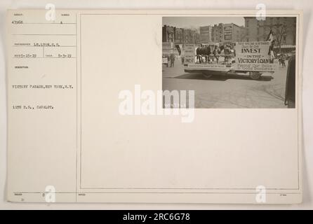 Soldaten aus den 11. USA Die Kavallerie nimmt an einer Siegesparade in New York Teil. Dieses Foto wurde am 3. Mai 1919 von LT. Lyon S.C. von der US-Armee aufgenommen. Die Parade wurde organisiert, um das Ende des Ersten Weltkriegs zu feiern Die 11. USA Die Kavallerie spielte eine zentrale Rolle bei den Kriegsbemühungen. Das Foto ist Teil der Sammlung, die die amerikanischen militärischen Aktivitäten während des Ersten Weltkriegs dokumentiert Stockfoto