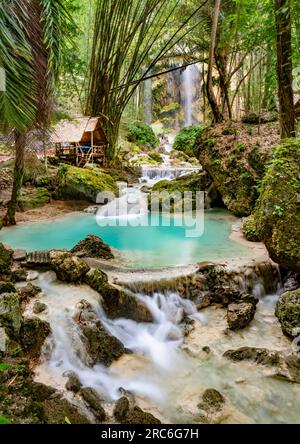 Zugang über eine sehr steile Straße, schöner, hoher Wasserfall, in den Hügeln hinter Oslob Stadt. Eine atemberaubende Touristenattraktion, beliebt bei vielen Reisenden Stockfoto