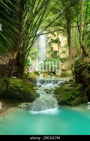 Zugang über eine sehr steile Straße, schöner, hoher Wasserfall, in den Hügeln hinter Oslob Stadt. Eine atemberaubende Touristenattraktion, beliebt bei vielen Reisenden Stockfoto