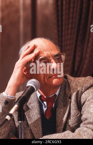 Dramatiker Arthur Miller, 1986. Arthur Asher Miller (17. Oktober 1915 bis 10. Februar 2005) war ein amerikanischer Dramatiker, Essayist und Drehbuchautor im amerikanischen Theater des 20. Jahrhunderts. Zu seinen beliebtesten Stücken gehören All My Sons (1947), Death of a seller man (1949), The Crucible (1953) und A View from the Bridge (1955). Er schrieb mehrere Drehbücher und war vor allem für seine Arbeit über die Misfits bekannt (1961). Das Drama Tod eines Verkäufers gilt als eines der besten amerikanischen Stücke des 20. Jahrhunderts. Foto von Bernard Gotfryd Stockfoto