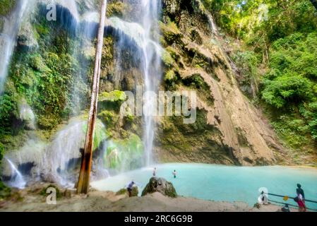 Zugang über eine sehr steile Straße, schöner, hoher Wasserfall, in den Hügeln hinter Oslob Stadt. Eine atemberaubende Touristenattraktion, beliebt bei vielen Reisenden Stockfoto