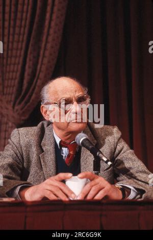 Dramatiker Arthur Miller, 1986. Arthur Asher Miller (17. Oktober 1915 bis 10. Februar 2005) war ein amerikanischer Dramatiker, Essayist und Drehbuchautor im amerikanischen Theater des 20. Jahrhunderts. Zu seinen beliebtesten Stücken gehören All My Sons (1947), Death of a seller man (1949), The Crucible (1953) und A View from the Bridge (1955). Er schrieb mehrere Drehbücher und war vor allem für seine Arbeit über die Misfits bekannt (1961). Das Drama Tod eines Verkäufers gilt als eines der besten amerikanischen Stücke des 20. Jahrhunderts. Foto von Bernard Gotfryd Stockfoto