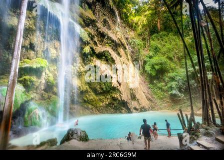 Zugang über eine sehr steile Straße, schöner, hoher Wasserfall, in den Hügeln hinter Oslob Stadt. Eine atemberaubende Touristenattraktion, beliebt bei vielen Reisenden Stockfoto