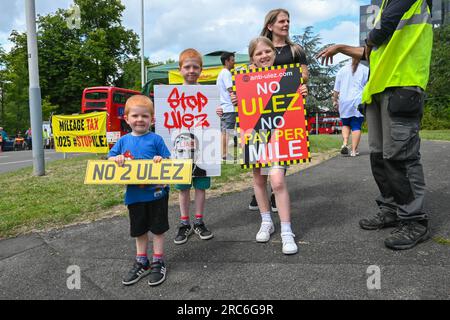 UXBRIDGE, LONDON - 9. Juli 2023: Proteste gegen die bevorstehende ULEZ-Erweiterung Stockfoto