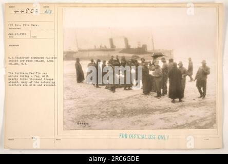 USA Transport Northern Pacific lief am 21. Januar 1919 in dichtem Nebel vor Fire Island, Long Island, NY, auf Grund. Das Schiff, das rund 3.000 Soldaten, darunter kranke und verwundete Soldaten, transportierte, wurde während des Vorfalls fotografiert. Dieses Bild mit der Nummer 111-SC-44803 wurde von Int. Filmserv. Fotograf und ist als „nur für offizielle Zwecke“ klassifiziert. Stockfoto