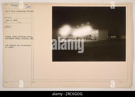 Nächtliche Beleuchtung von Hangars an der Signal Corps Aviation School in Ellington Field, Houston, Texas. Foto aufgenommen am 6. Juni 1918. Die Abbildung zeigt die Beleuchtungseinrichtung, die verwendet wird, um bei Nachtbetrieb in der Schule eine ausreichende Sicht zu gewährleisten. Diese Informationen gingen vom kommandierenden Offizier ein und wurden von der Flugschule des Signalkorps herausgegeben. Stockfoto