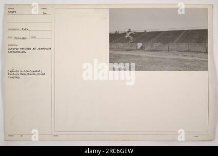 Kapitän A.J. McCrystal vom Western Department, der an Olympiatests in Jefferson Barracks, MO teilnimmt. Man sieht ihn in dieser Fotobraut springen. Das Bild hat die Nummer 68917 und wurde von dem Fotografen S.C. aufgenommen CD in 1920. Stockfoto