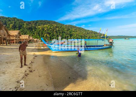 Surin Islands, Phang Nga, Thailand - 3. Januar 2016: Sea Gypsy Kids spielen auf einem traditionellen thailändischen Langboot mit Dieselmotor im Fisherman Tribe Stockfoto