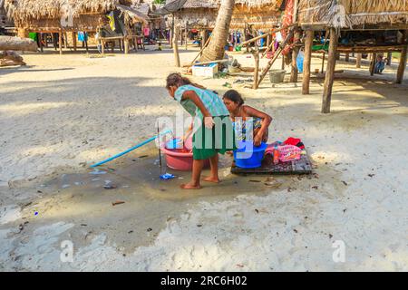 Surin Islands, Phang-Nga, Thailand - 3. Januar 2016: Thailändische Frauen waschen Kleidung im Dorf Moken der Thai Sea Zigeuner. Fischerdorf Ko Surin Stockfoto